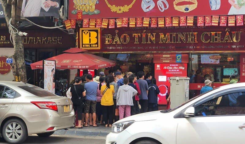 Giá vàng ngày 15/5: Giảm sâu, đổ xô đi xếp hàng mua vàng "bắt đáy"
