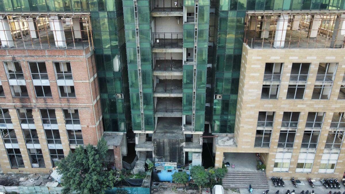 Tận thấy những tòa cao ốc chết yểu, bỏ hoang ở Hà Nội ảnh 12