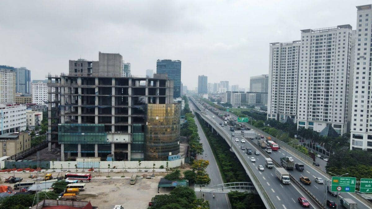 Tận thấy những tòa cao ốc chết yểu, bỏ hoang ở Hà Nội ảnh 1