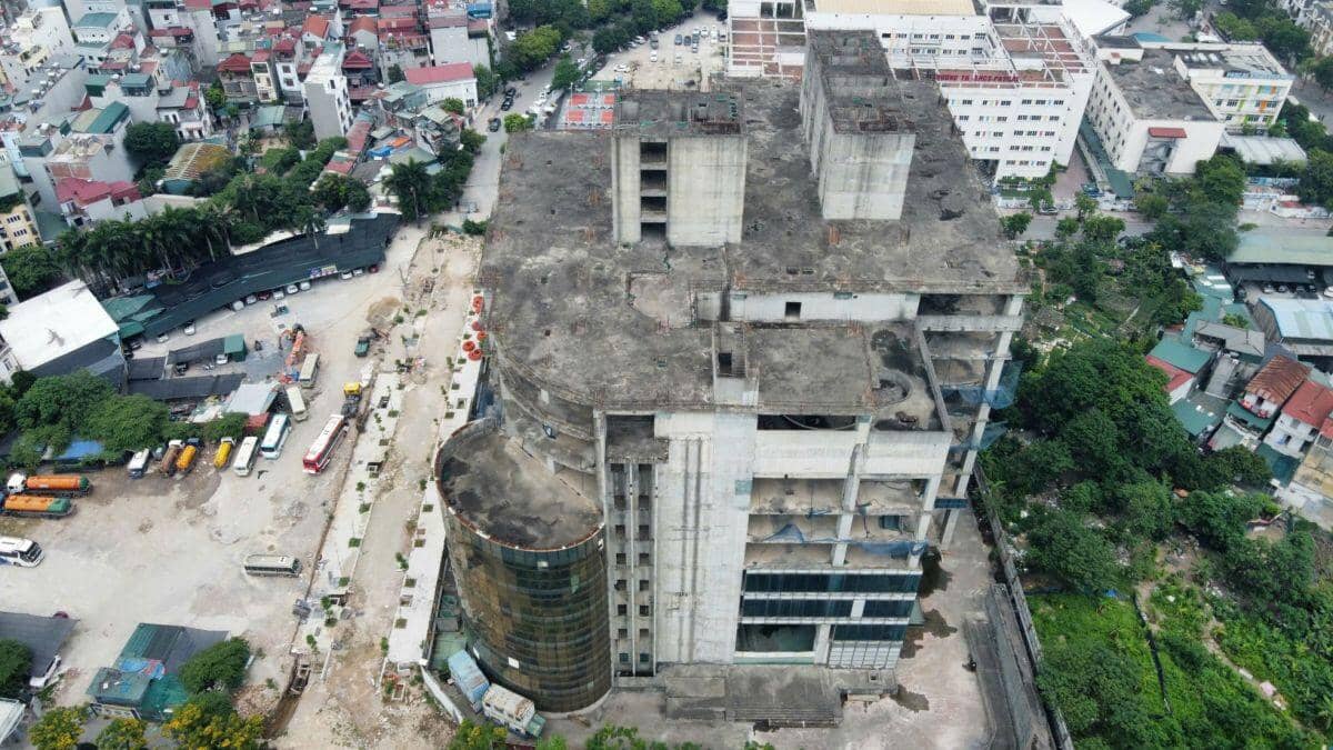 Tận thấy những tòa cao ốc chết yểu, bỏ hoang ở Hà Nội ảnh 2