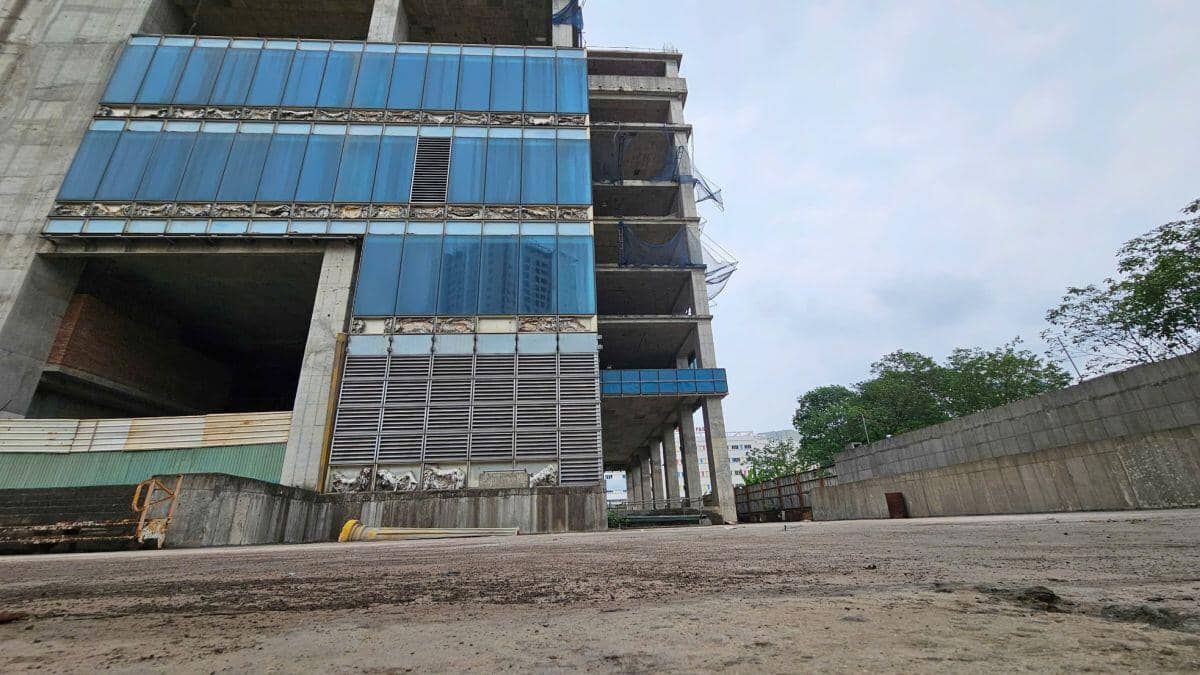 Tận thấy những tòa cao ốc chết yểu, bỏ hoang ở Hà Nội ảnh 6