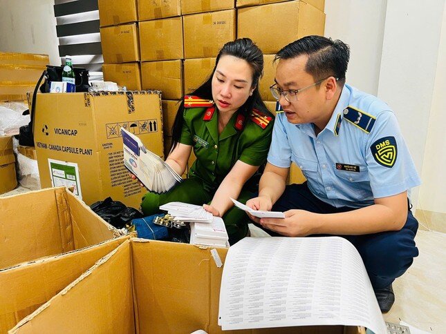 Công an Hà Nội thu giữ hơn 100 tấn hàng hóa thực phẩm chức năng, thiết bị y tế giả