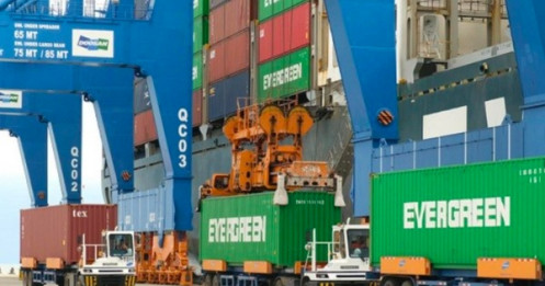 Nhóm cựu lãnh đạo chi cục hải quan nhận hối lộ để giúp thông quan hàng hóa trị giá hơn 1.800 tỷ