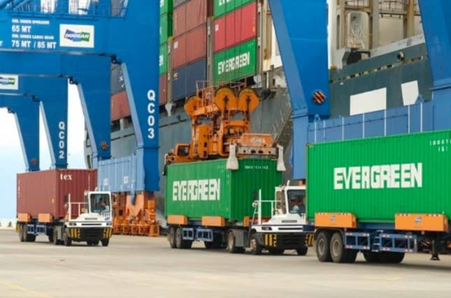 Nhóm cựu lãnh đạo chi cục hải quan nhận hối lộ để giúp thông quan hàng hóa trị giá hơn 1.800 tỷ