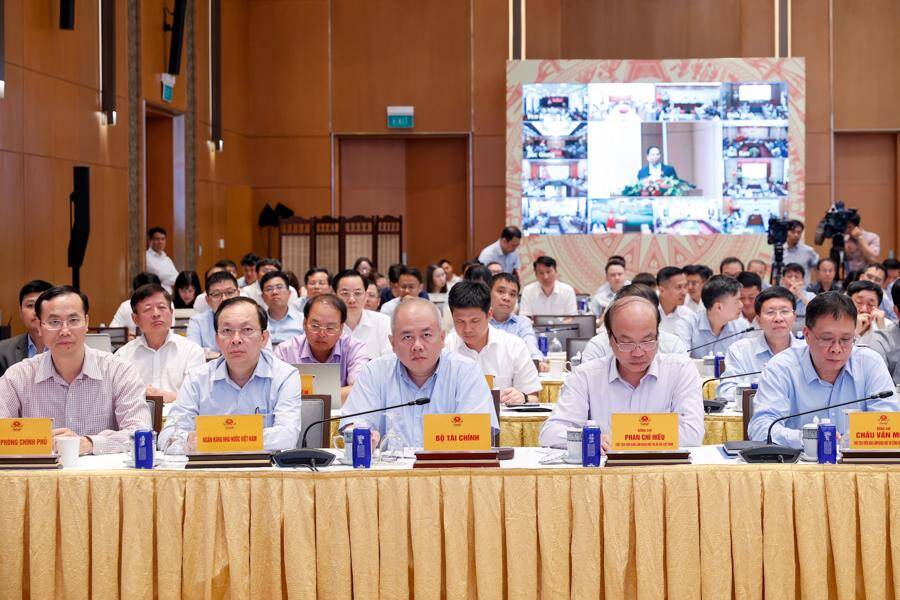 Thủ tướng: Huy động cả hệ thống chính trị để giải phóng mặt bằng, quyết tâm giải ngân 100% vốn đầu tư công năm 2025