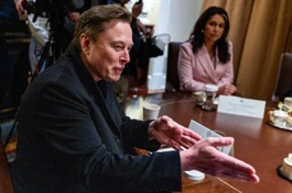 Elon Musk cam kết với vai trò CEO Tesla và sẽ giảm chi tiền cho chính trị