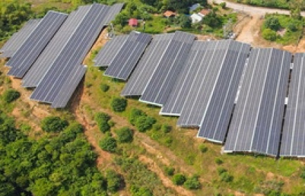 Chủ tịch và Tổng Giám đốc của một công ty điện mặt trời đồng loạt từ nhiệm