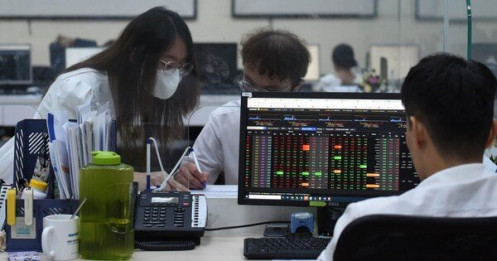 Tiền vào chứng khoán đột ngột 'mất hút'