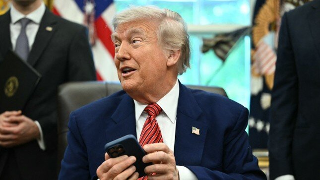 Ông Trump đe dọa khiến Apple, Samsung 'đứng ngồi không yên'