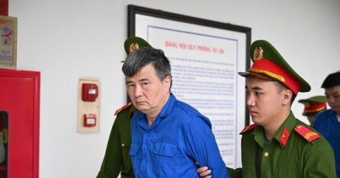 Dẫn giải cựu vụ phó thuộc Bộ Công Thương và các bị cáo trong vụ đưa nhận hối lộ tới toà