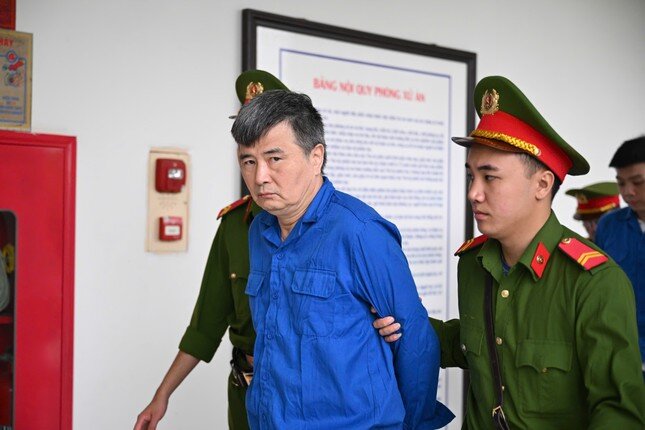 Dẫn giải cựu vụ phó thuộc Bộ Công Thương và các bị cáo trong vụ đưa nhận hối lộ tới toà ảnh 1