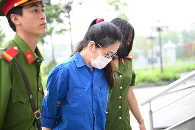 Dẫn giải cựu vụ phó thuộc Bộ Công Thương và các bị cáo trong vụ đưa nhận hối lộ tới toà ảnh 2