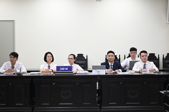 Dẫn giải cựu vụ phó thuộc Bộ Công Thương và các bị cáo trong vụ đưa nhận hối lộ tới toà ảnh 6
