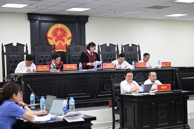 Dẫn giải cựu vụ phó thuộc Bộ Công Thương và các bị cáo trong vụ đưa nhận hối lộ tới toà ảnh 8