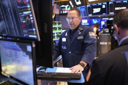 Dow Jones tương lai tăng 500 điểm sau khi tòa án chặn thuế quan Trump