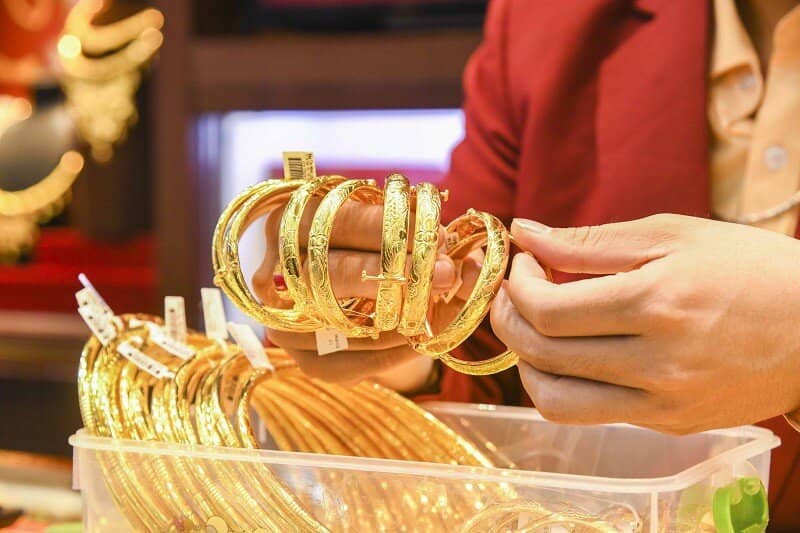 Giá vàng biến động mạnh, nên mua vào hay bán chốt lời?