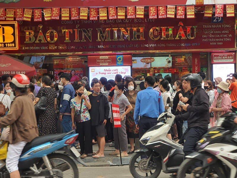 Giá vàng biến động mạnh, nên mua vào hay bán chốt lời?