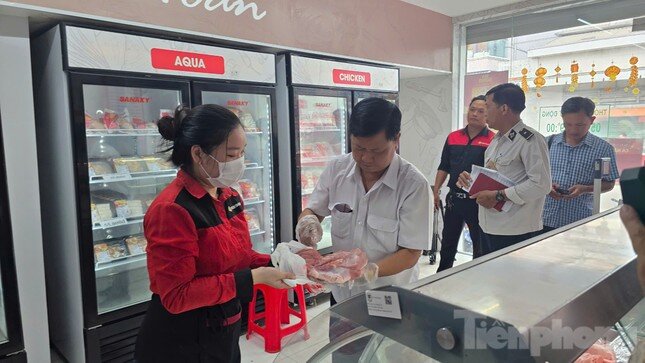 Vụ C.P bị tố bán thịt bẩn: Giấy chứng nhận an toàn thực phẩm hết hạn ảnh 2