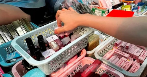 Cận cảnh 'hàng hiệu giá bèo' cần là có ở chợ truyền thống TPHCM