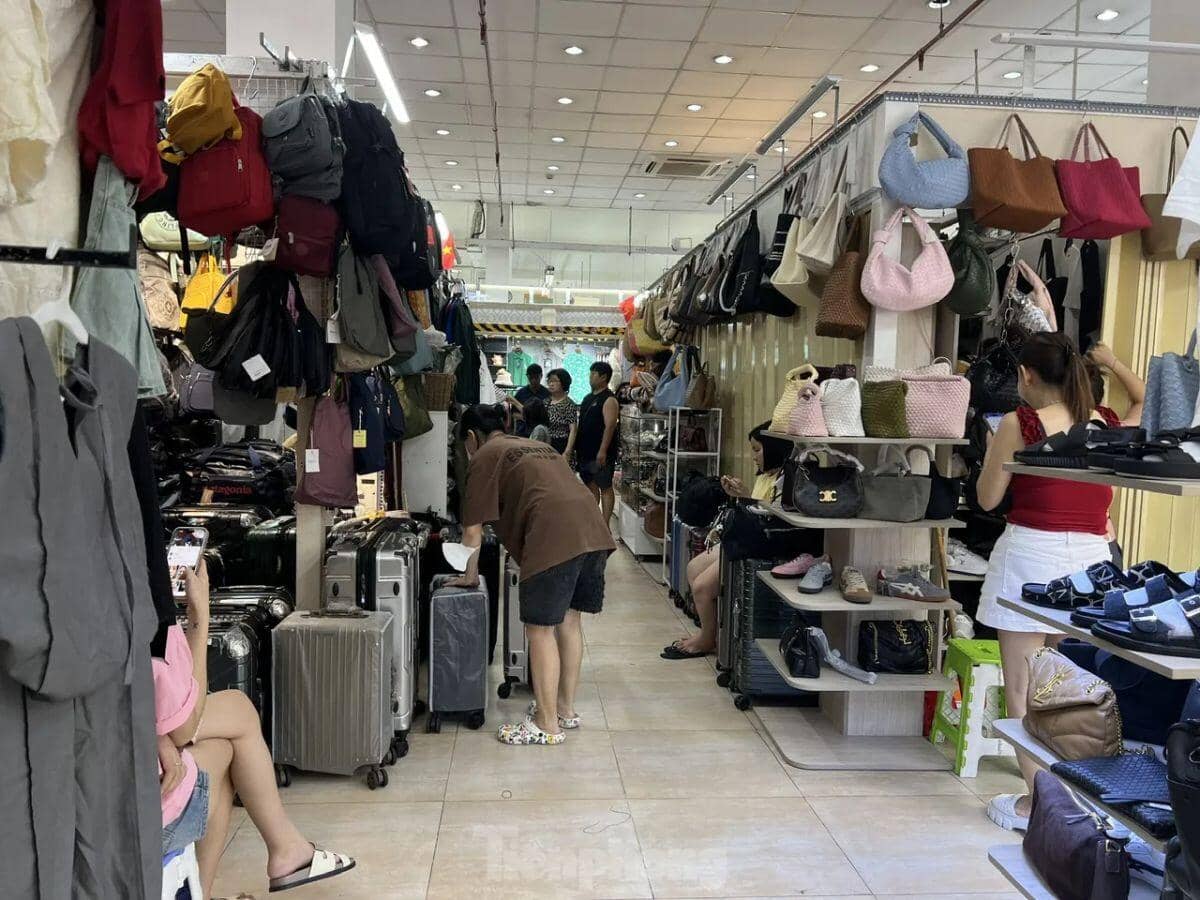 Cận cảnh 'hàng hiệu giá bèo' cần là có ở chợ truyền thống TPHCM