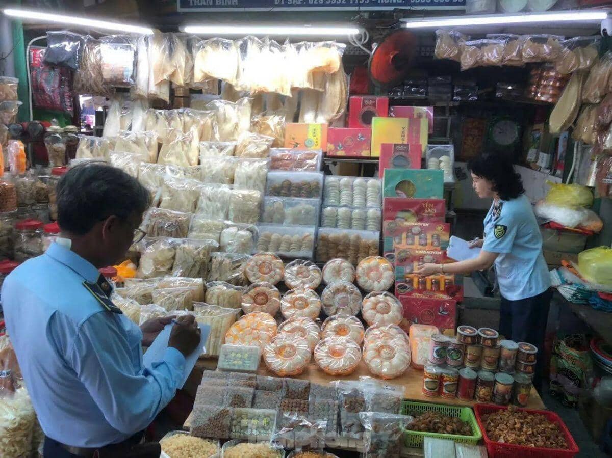 Cận cảnh 'hàng hiệu giá bèo' cần là có ở chợ truyền thống TPHCM