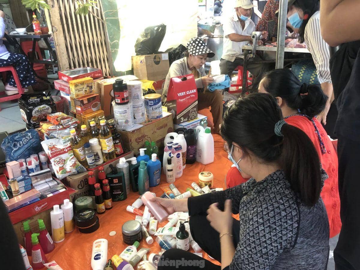 Cận cảnh 'hàng hiệu giá bèo' cần là có ở chợ truyền thống TPHCM