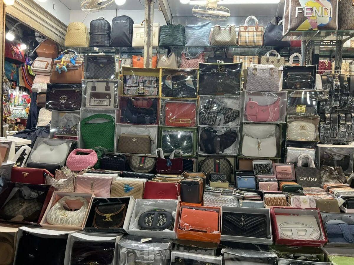 Cận cảnh 'hàng hiệu giá bèo' cần là có ở chợ truyền thống TPHCM