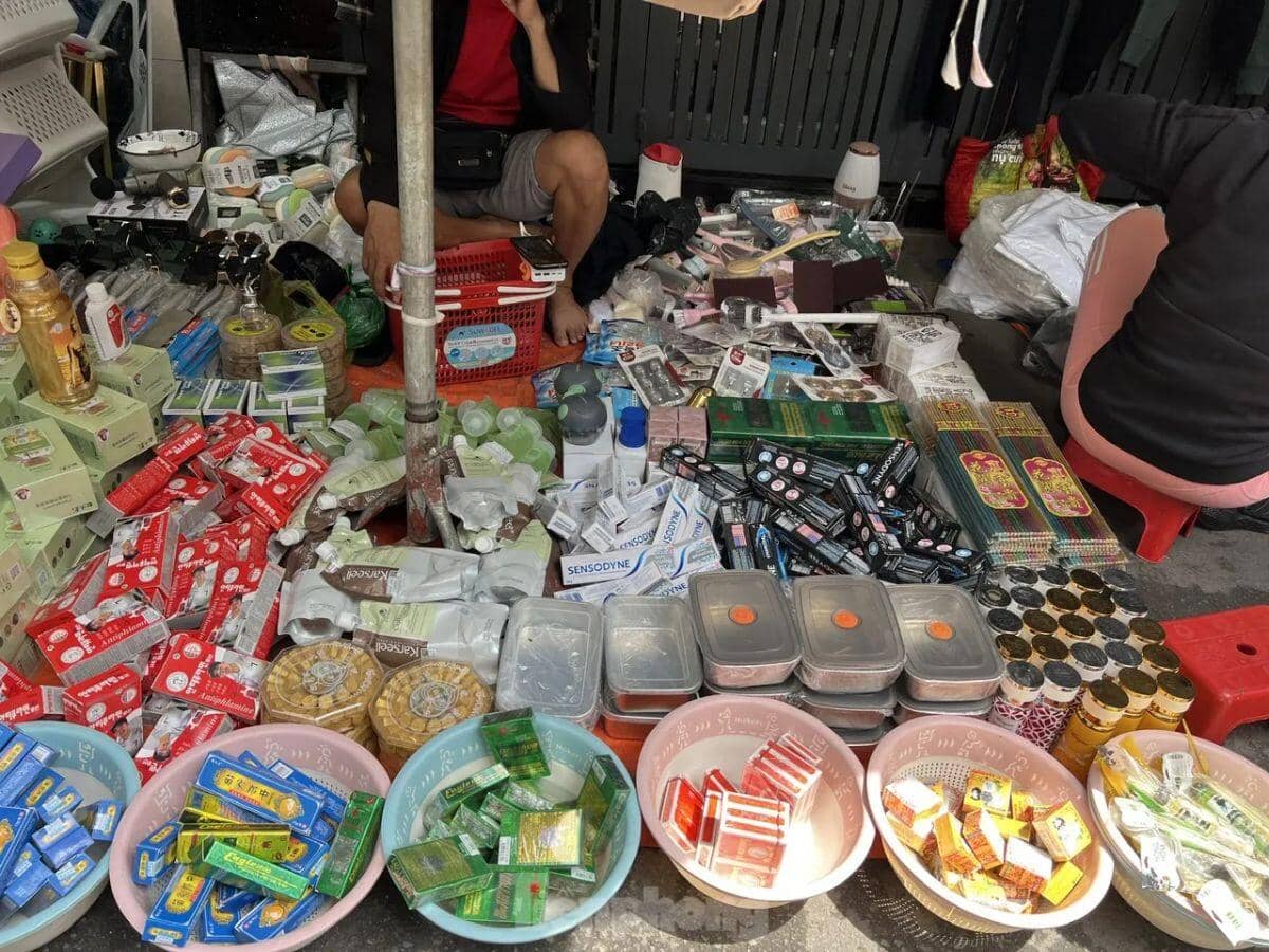 Cận cảnh 'hàng hiệu giá bèo' cần là có ở chợ truyền thống TPHCM