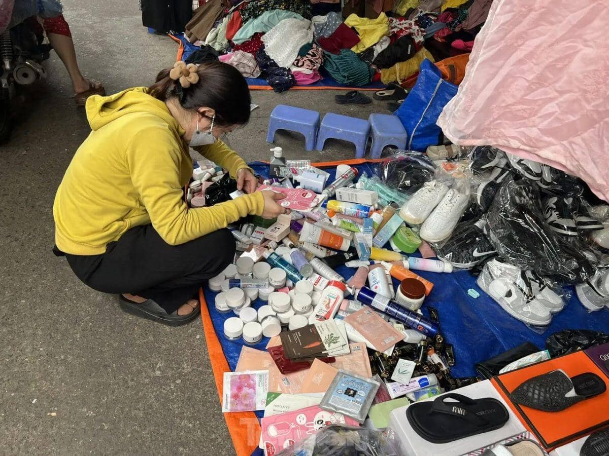 Cận cảnh 'hàng hiệu giá bèo' cần là có ở chợ truyền thống TPHCM