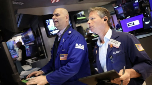 Thị trường Mỹ biến động trái chiều trước lo ngại suy yếu kinh tế và nguồn cung dầu dư thừa