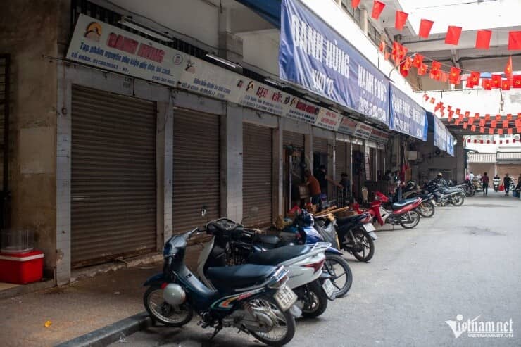 Chợ Đồng Xuân, Hàng Da bỗng dưng "đóng băng" giữa hè: Nỗi lo lớn hơn cả hàng hóa ế ẩm