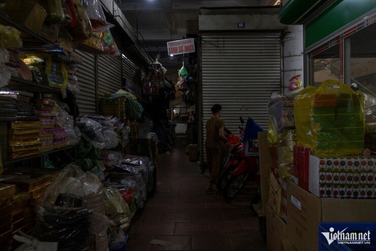 Chợ Đồng Xuân, Hàng Da bỗng dưng "đóng băng" giữa hè: Nỗi lo lớn hơn cả hàng hóa ế ẩm