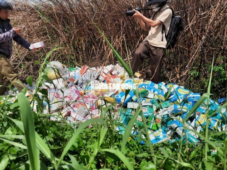 Phát hiện số lượng lớn thuốc, thực phẩm chức năng bỏ ở vùng ven TP HCM