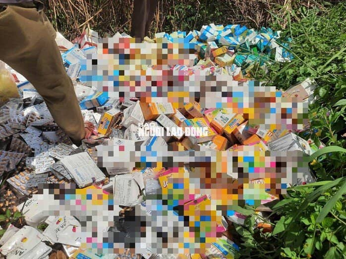 Phát hiện số lượng lớn thuốc, thực phẩm chức năng bỏ ở vùng ven TP HCM
