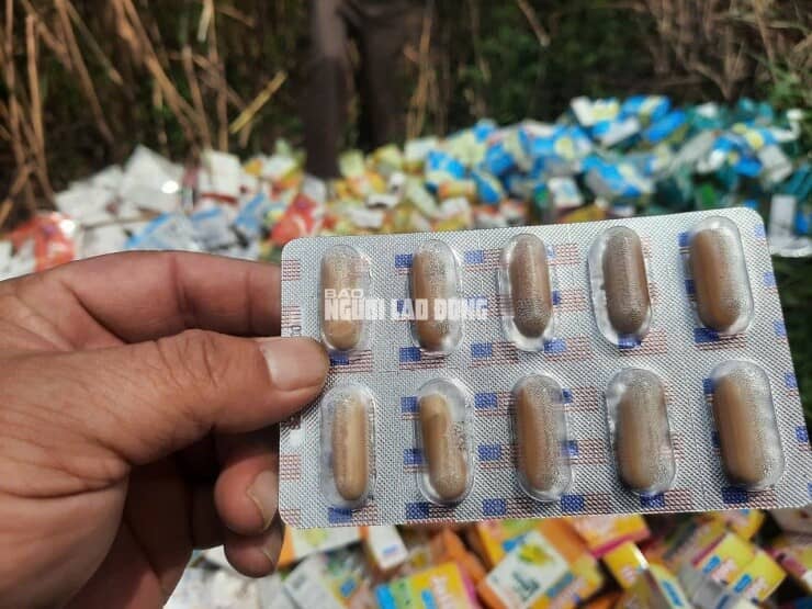 Phát hiện số lượng lớn thuốc, thực phẩm chức năng bỏ ở vùng ven TP HCM