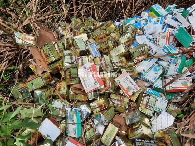 Phát hiện số lượng lớn thuốc, thực phẩm chức năng bỏ ở vùng ven TP HCM