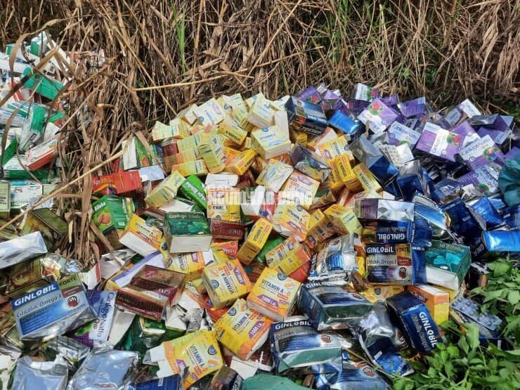 Phát hiện số lượng lớn thuốc, thực phẩm chức năng bỏ ở vùng ven TP HCM