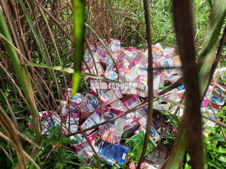 Phát hiện số lượng lớn thuốc, thực phẩm chức năng bỏ ở vùng ven TP HCM