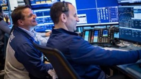 Dow Jones tăng hơn 400 điểm và S&P 500 cán mốc 6,000 điểm sau báo cáo việc làm của Mỹ