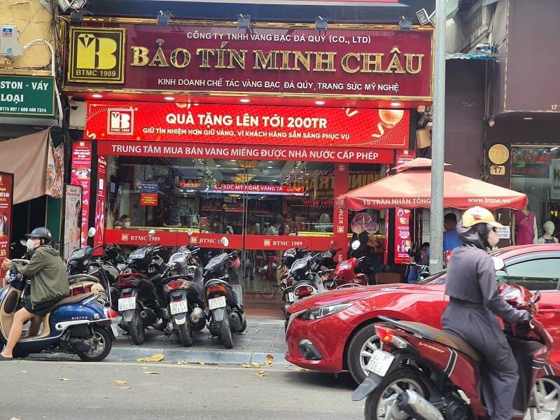 Giá vàng hôm nay 7/6: Đột ngột giảm sâu, bất ngờ cảnh tượng mua bán trên phố vàng Hà Nội