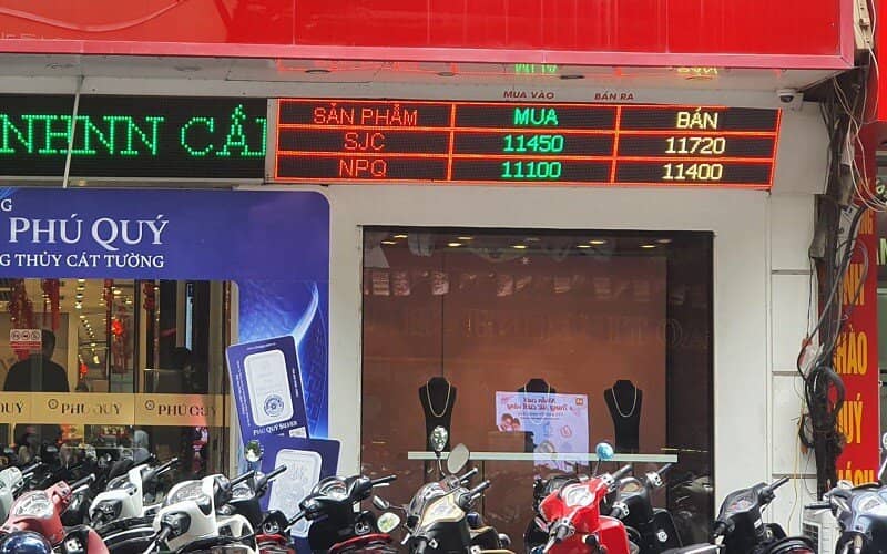 Giá vàng hôm nay 7/6: Đột ngột giảm sâu, bất ngờ cảnh tượng mua bán trên phố vàng Hà Nội