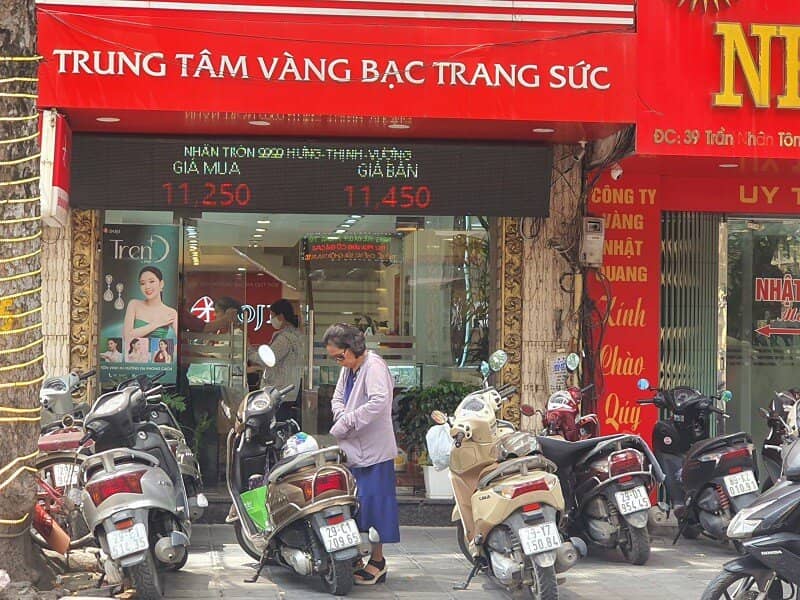 Giá vàng hôm nay 7/6: Đột ngột giảm sâu, bất ngờ cảnh tượng mua bán trên phố vàng Hà Nội