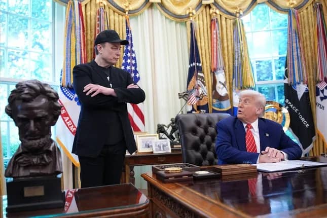 Khó lường giá cổ phiếu sau ồn ào giữa ông Trump và Elon Musk ảnh 1