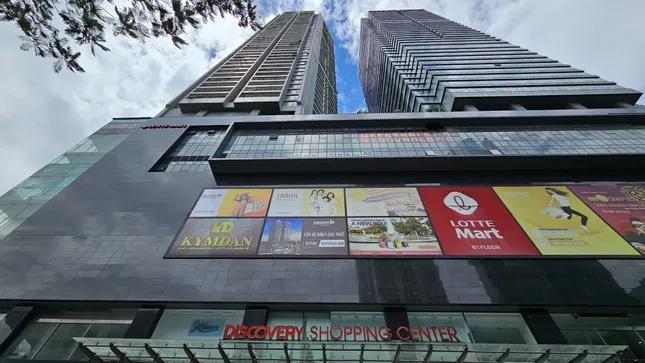 Phớt lờ 'lệnh' đình chỉ, loạt cửa hàng vẫn hoạt động tại chung cư Discovery Complex