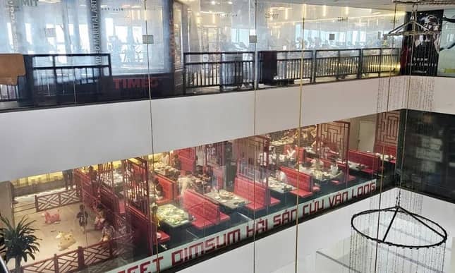 Phớt lờ 'lệnh' đình chỉ, loạt cửa hàng vẫn hoạt động tại chung cư Discovery Complex