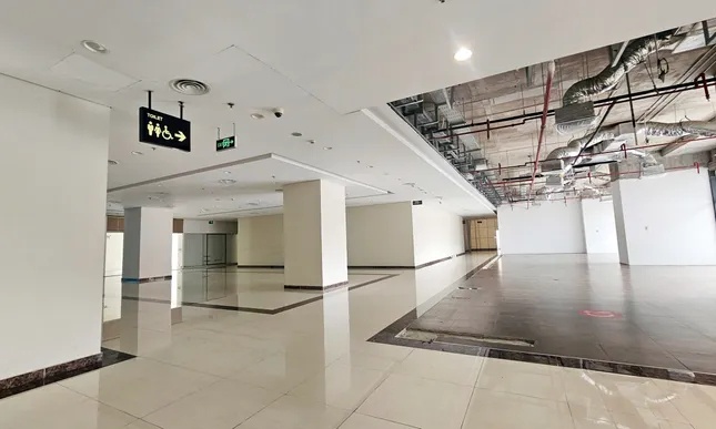 Phớt lờ 'lệnh' đình chỉ, loạt cửa hàng vẫn hoạt động tại chung cư Discovery Complex