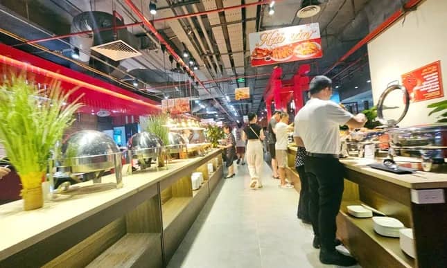 Phớt lờ 'lệnh' đình chỉ, loạt cửa hàng vẫn hoạt động tại chung cư Discovery Complex