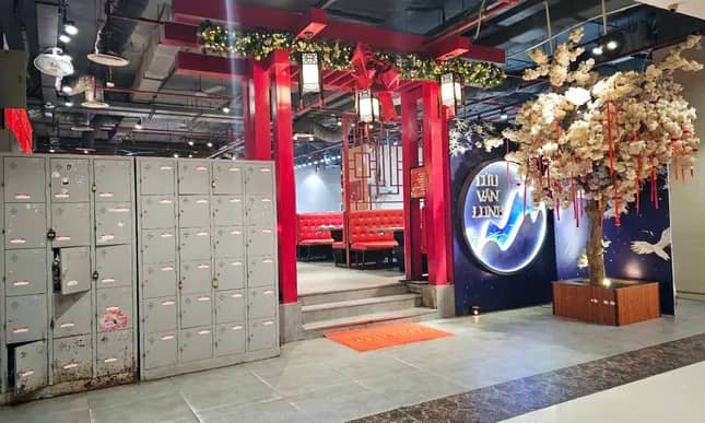 Phớt lờ 'lệnh' đình chỉ, loạt cửa hàng vẫn hoạt động tại chung cư Discovery Complex