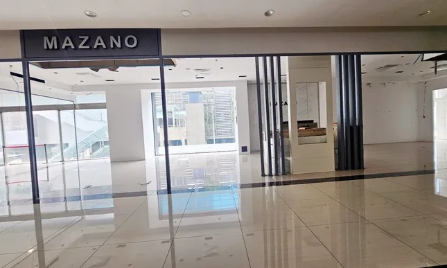 Phớt lờ 'lệnh' đình chỉ, loạt cửa hàng vẫn hoạt động tại chung cư Discovery Complex