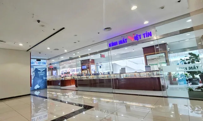 Phớt lờ 'lệnh' đình chỉ, loạt cửa hàng vẫn hoạt động tại chung cư Discovery Complex